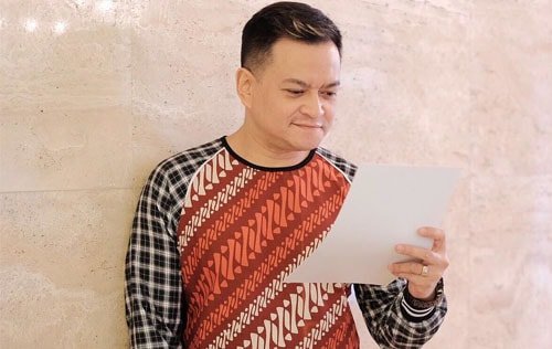 hedi-yunus-reading-paper-min
