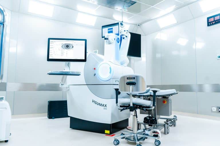 4 Jenis Metode LASIK: PRK, FemtoLASIK, ReLEx SMILE, SMILE PRO