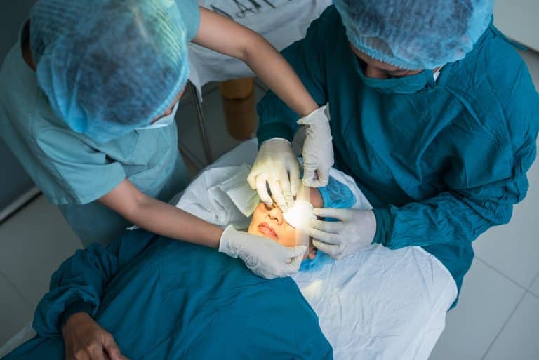Apakah Boleh Operasi Katarak Setelah Lasik Mata?