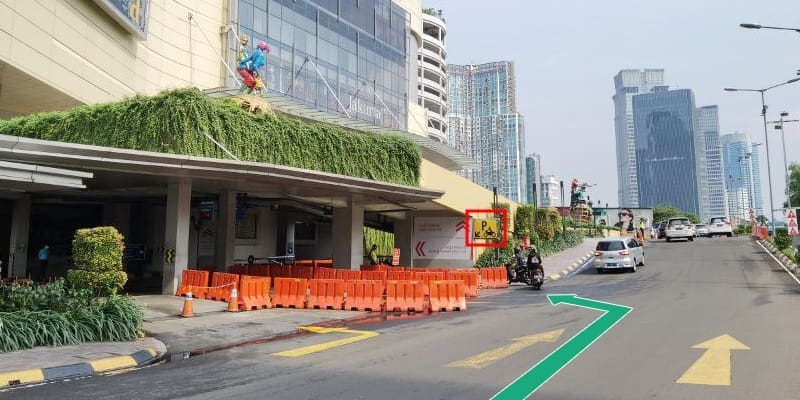 Jalur parkir motor di samping Lobby Cupid